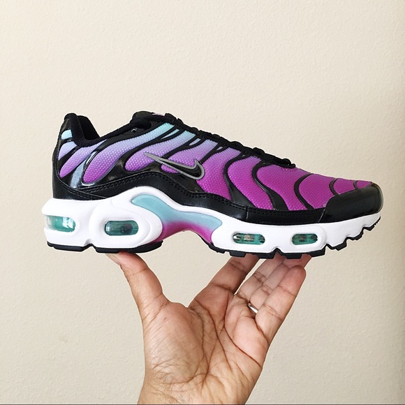 green and pink air max plus